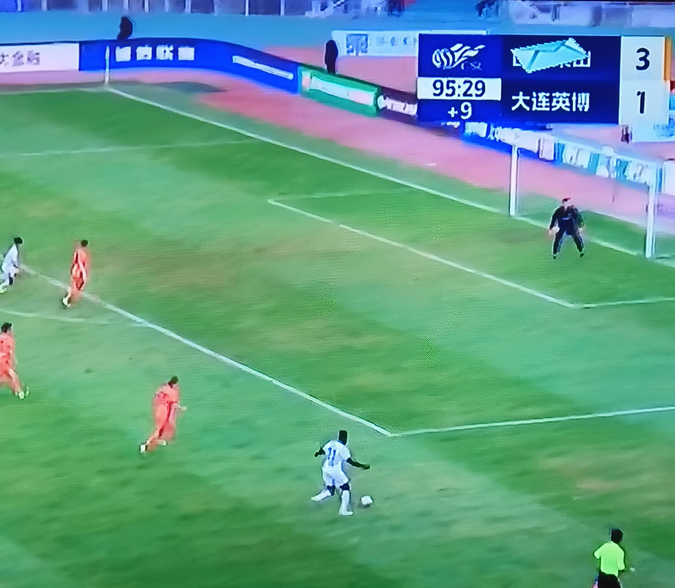 od体育网址-中超比赛现场直击：球员团结一心拼搏(一己之力带国足夺世界杯)