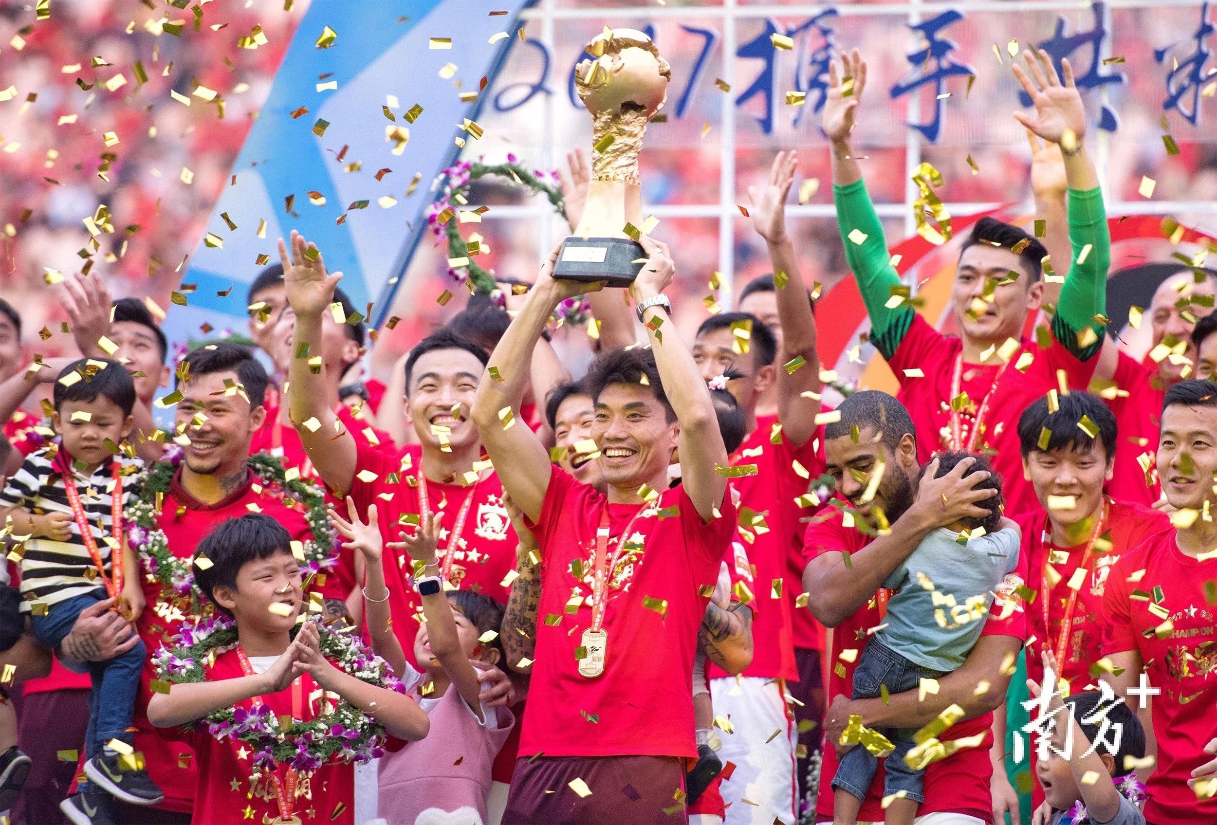 中超比赛现场直击:球员团结一心拼搏(一己之力带国足夺世界杯) 中超比赛现场直击:球员团结一心拼搏(一己之力带国足夺世界杯)