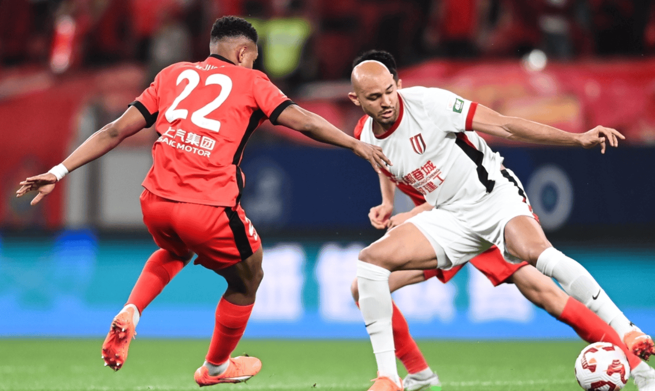 在武汉三镇赛场上演中超,进球,引发弹幕炸裂 在武汉三镇赛场上演中超,进球,引发弹幕炸裂