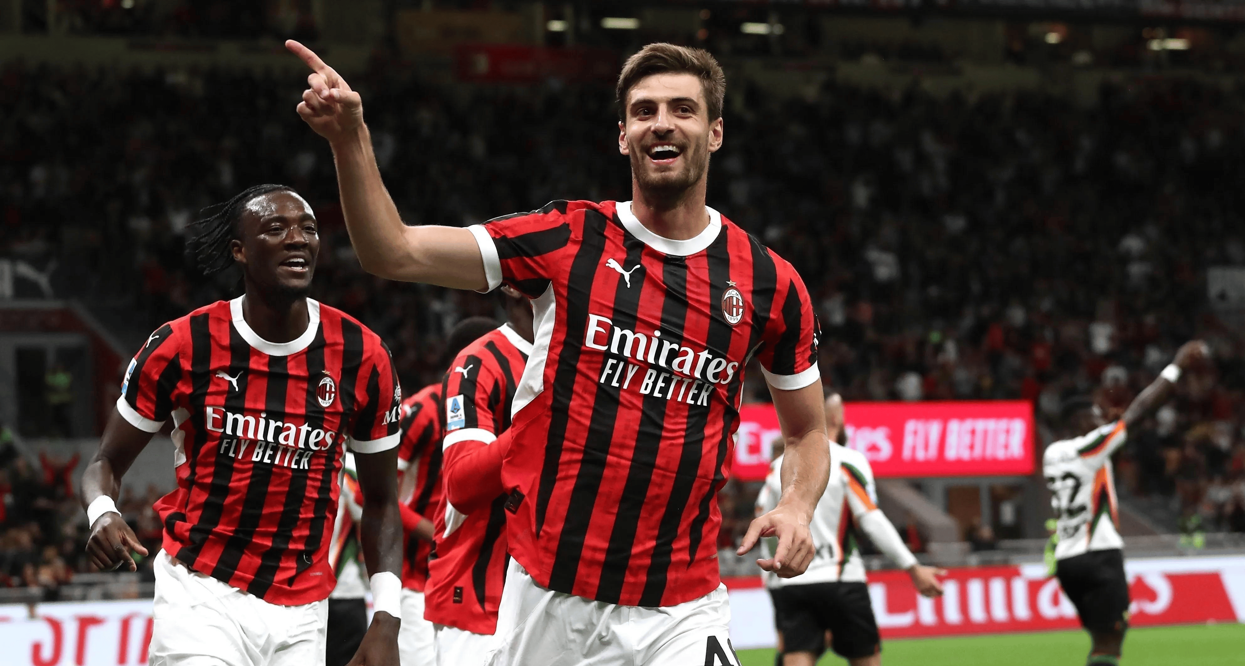 足球爱好者们翘首期待精彩比赛 足球爱好者们翘首期待精彩比赛