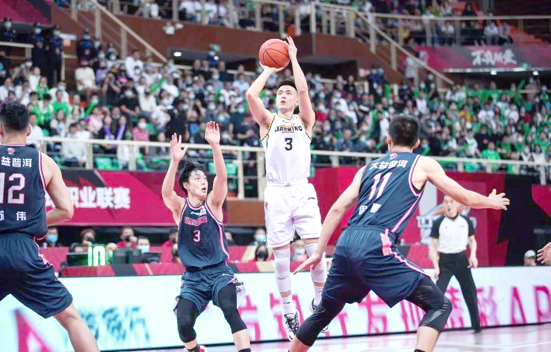 od体育app-CBA球队在比赛中展现出强大的团队精神