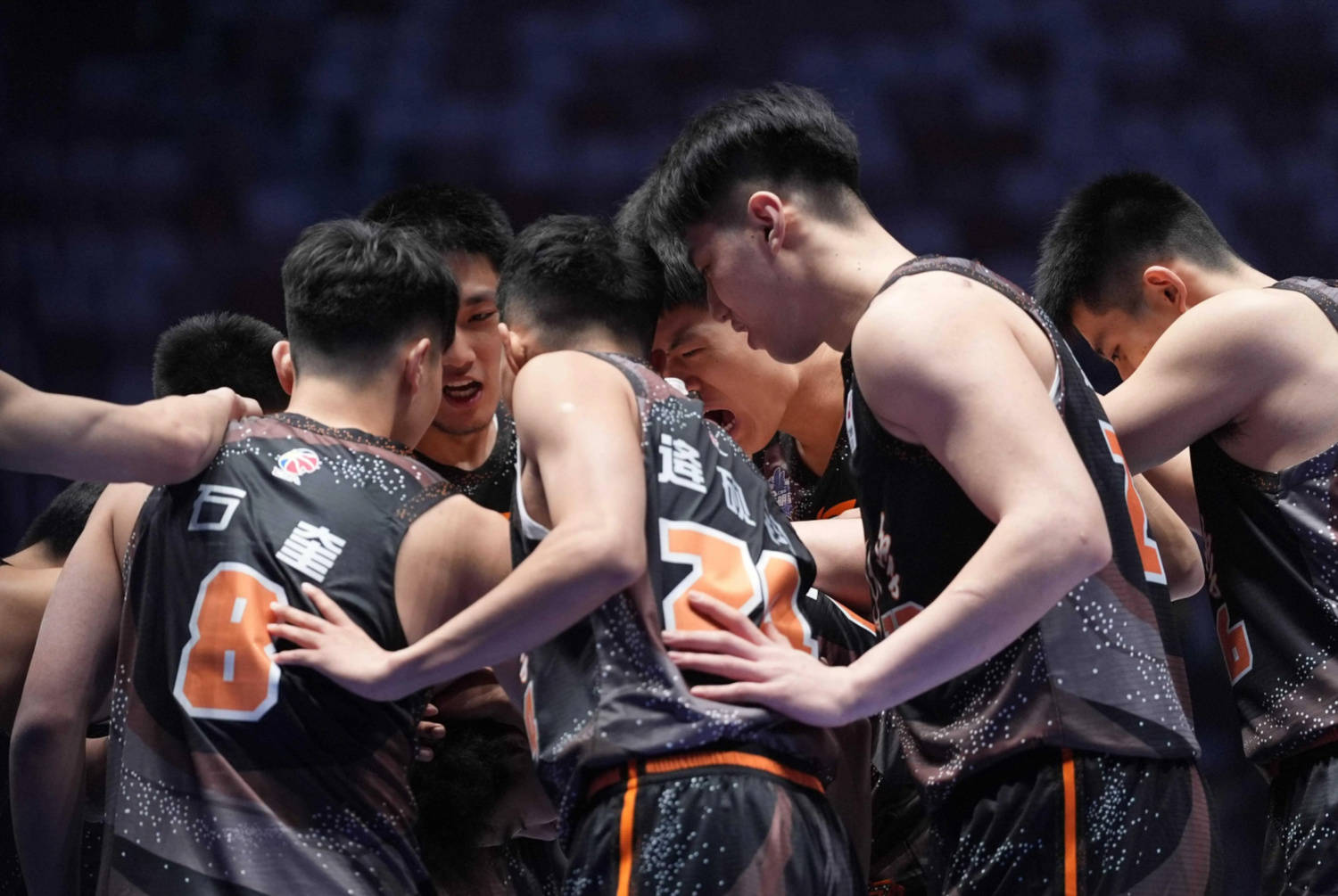 CBA球队在比赛中展现出强大的团队精神 CBA球队在比赛中展现出强大的团队精神