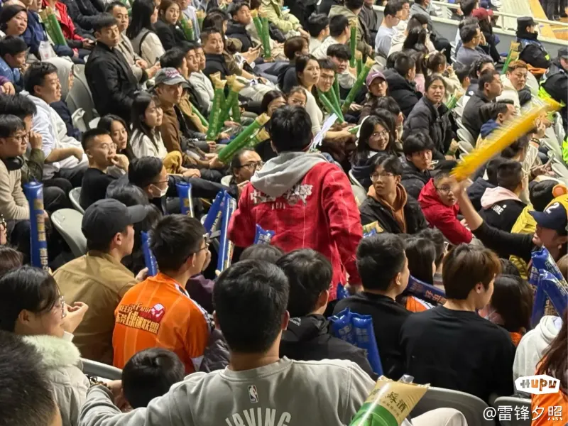 比赛现场观众热情高涨,为双方加油助威 比赛现场观众热情高涨,为双方加油助威