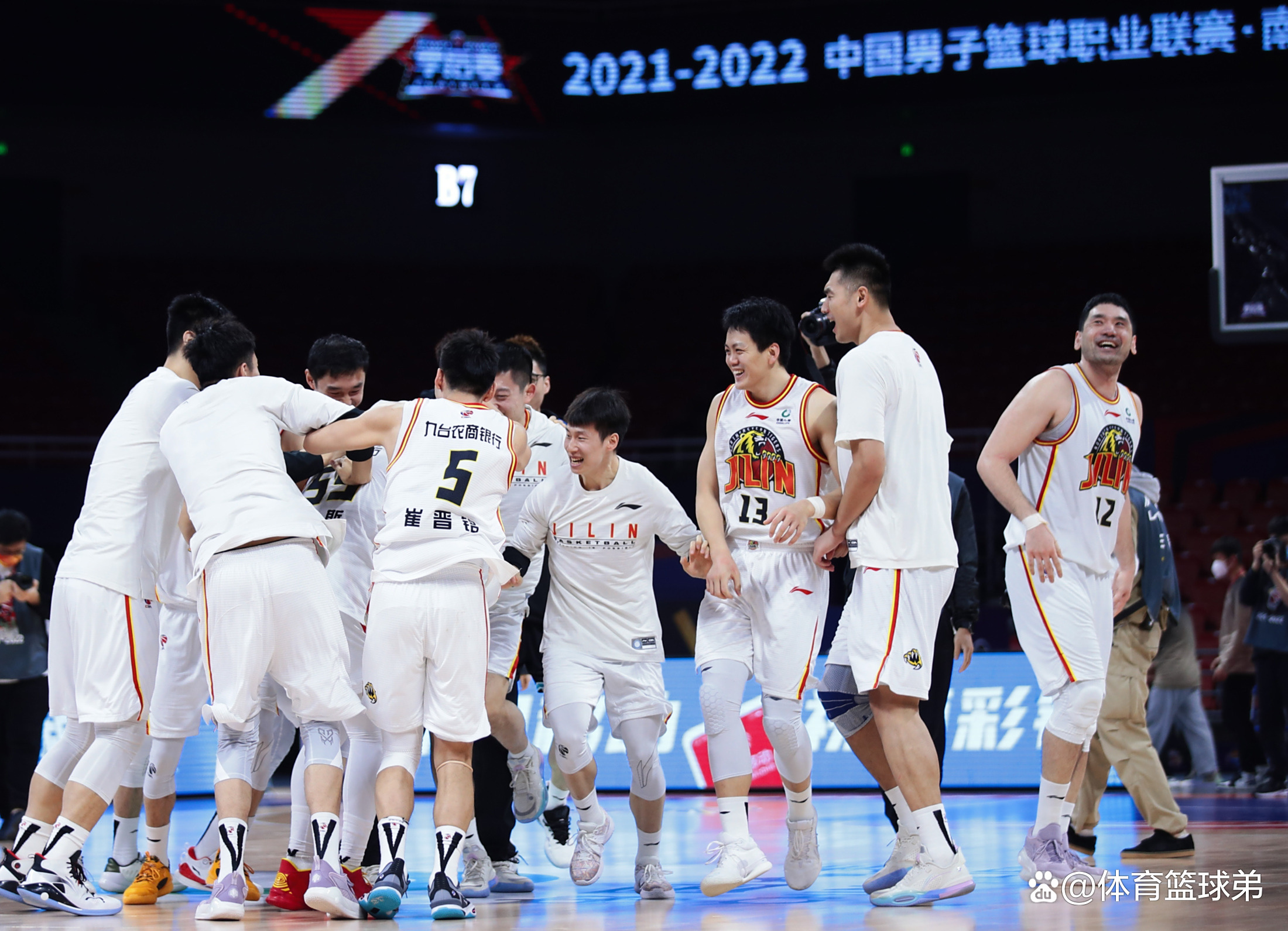 od体育亚洲官网-CBA联赛深陷停摆危机，球队备战谨慎